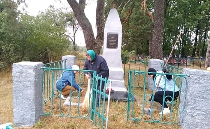 В Клинцовском районе провели акцию по уборке братских могил «Обелиск»