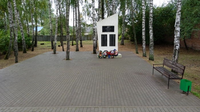 В Клинцовском районе провели акцию по уборке братских могил «Обелиск»