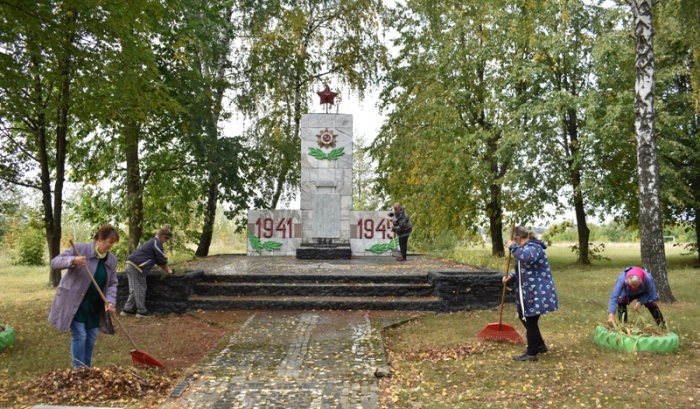 В Клинцовском районе провели акцию по уборке братских могил «Обелиск»