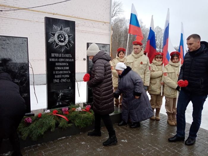 В п. Первое Мая Клинцовского района отремонтировали обелиск воинам-односельчанам