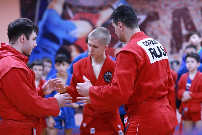 Девятикратный чемпион мира по самбо Артём Осипенко провёл мастер-класс для клинцовских самбистов
