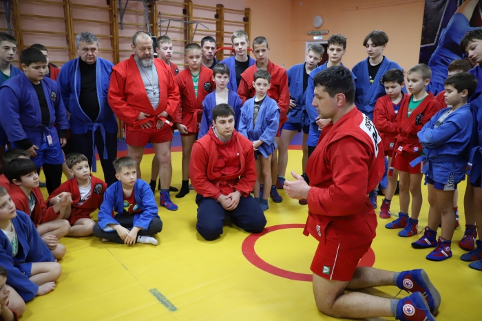 Девятикратный чемпион мира по самбо Артём Осипенко провёл мастер-класс для клинцовских самбистов