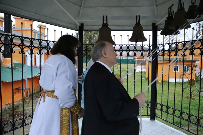 Меценат из Австралии Михаил Овчинников посетил Клинцы в День народного единства