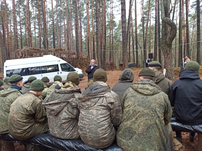 Волонтеры из Клинцов передали гуманитарную помощь для военнослужащих