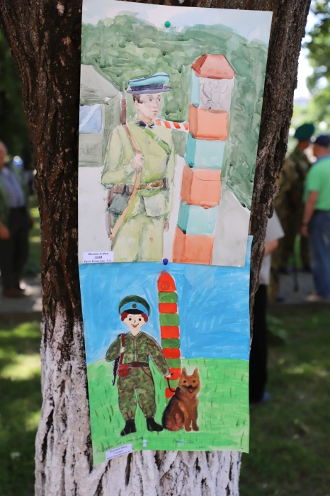 «А на плечах у нас зеленые погоны.  Нельзя нам спать, когда другие люди спят»