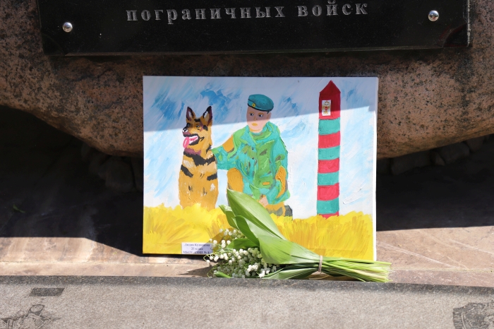 «А на плечах у нас зеленые погоны.  Нельзя нам спать, когда другие люди спят»