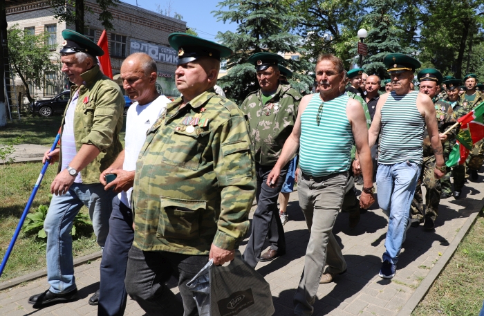 «А на плечах у нас зеленые погоны.  Нельзя нам спать, когда другие люди спят»