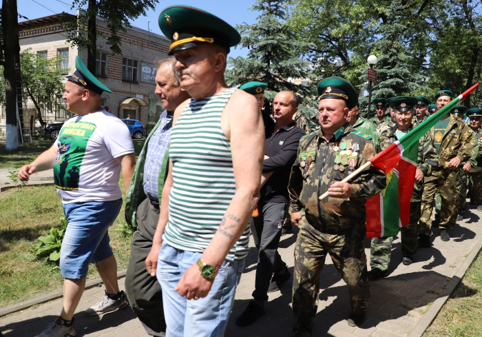 «А на плечах у нас зеленые погоны.  Нельзя нам спать, когда другие люди спят»