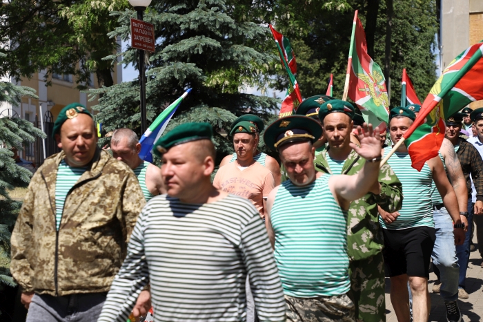 «А на плечах у нас зеленые погоны.  Нельзя нам спать, когда другие люди спят»
