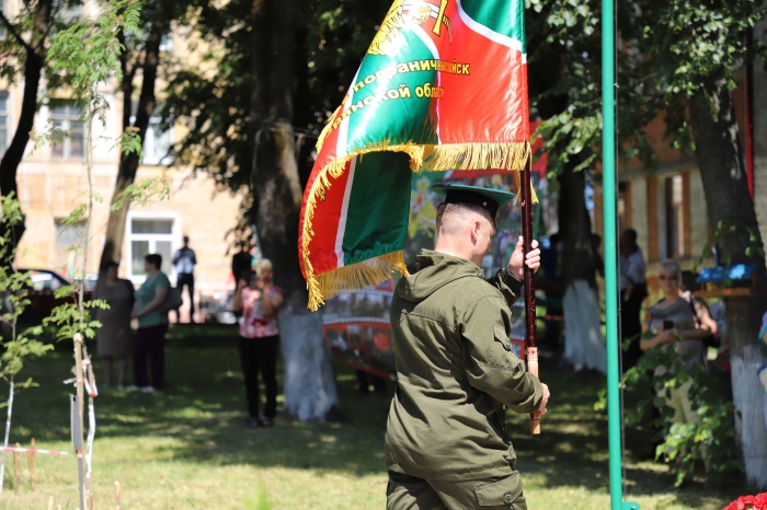 «А на плечах у нас зеленые погоны.  Нельзя нам спать, когда другие люди спят»