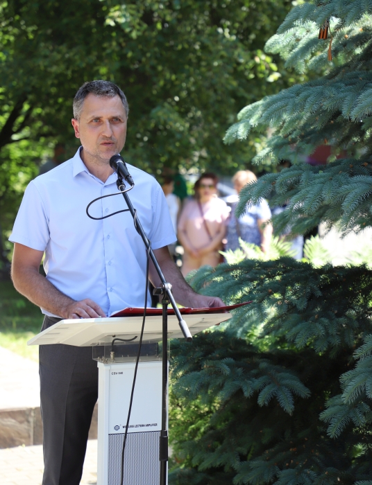 «А на плечах у нас зеленые погоны.  Нельзя нам спать, когда другие люди спят»