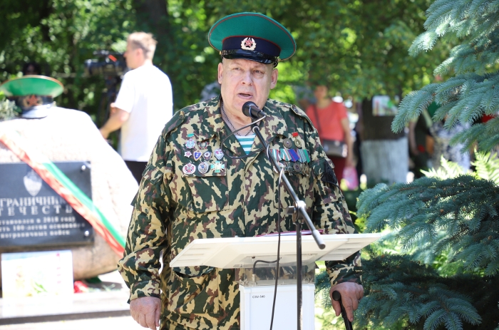 «А на плечах у нас зеленые погоны.  Нельзя нам спать, когда другие люди спят»