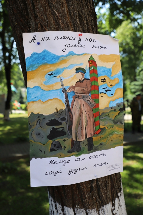 «А на плечах у нас зеленые погоны.  Нельзя нам спать, когда другие люди спят»