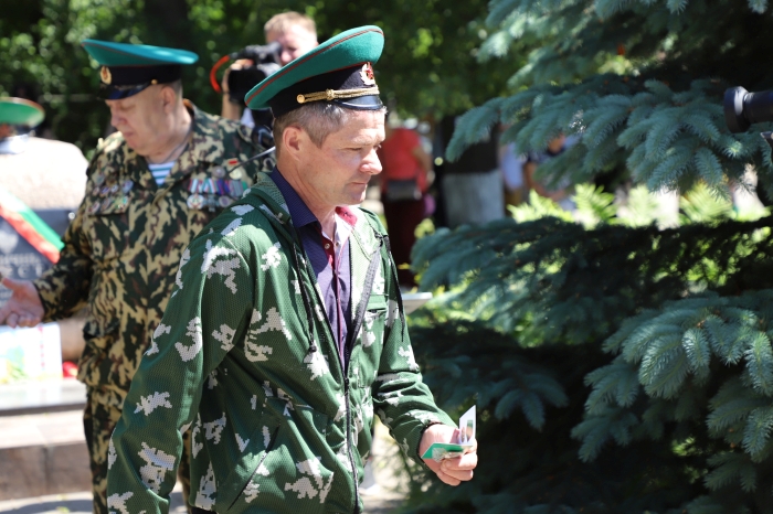 «А на плечах у нас зеленые погоны.  Нельзя нам спать, когда другие люди спят»