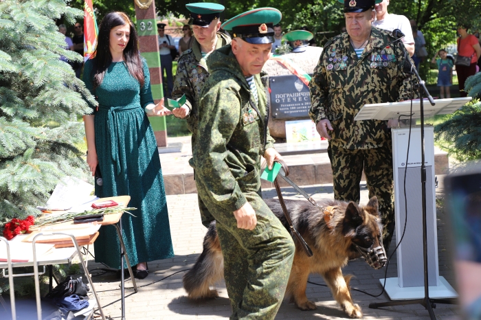 «А на плечах у нас зеленые погоны.  Нельзя нам спать, когда другие люди спят»