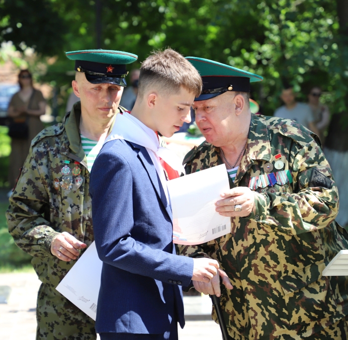 «А на плечах у нас зеленые погоны.  Нельзя нам спать, когда другие люди спят»