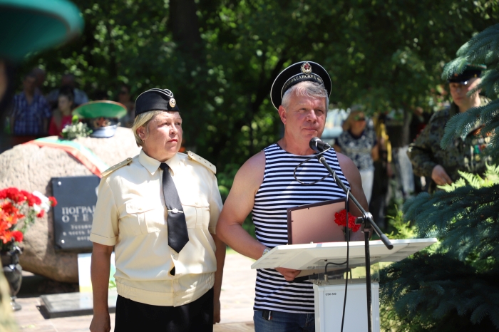 «А на плечах у нас зеленые погоны.  Нельзя нам спать, когда другие люди спят»