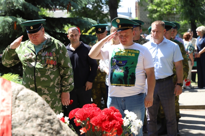 «А на плечах у нас зеленые погоны.  Нельзя нам спать, когда другие люди спят»