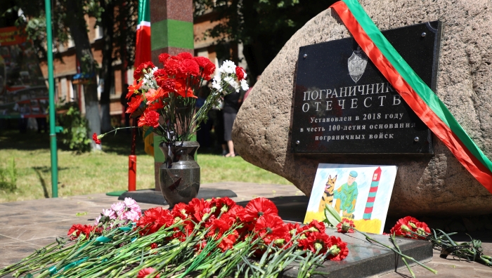 «А на плечах у нас зеленые погоны.  Нельзя нам спать, когда другие люди спят»