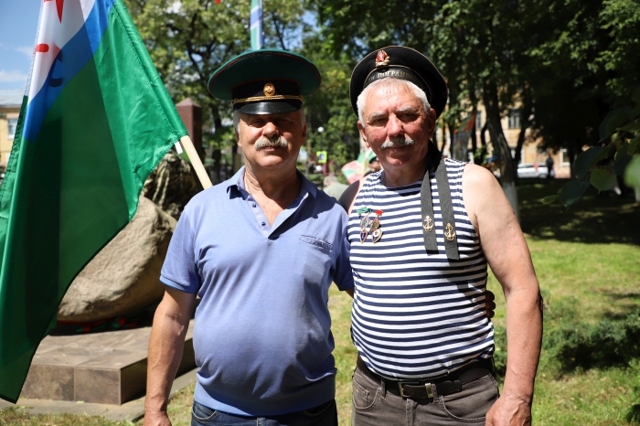 «А на плечах у нас зеленые погоны.  Нельзя нам спать, когда другие люди спят»
