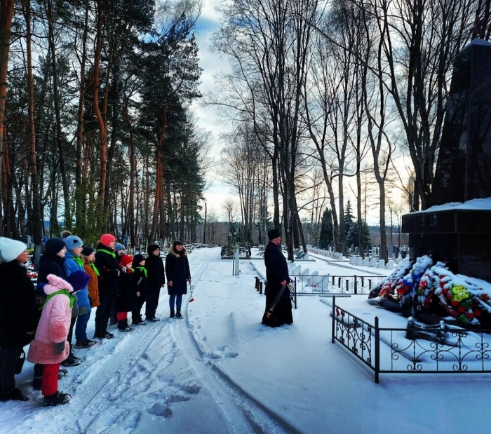 В Клинцах воспитанники воскресной школы убрали территории около Памятника воинам