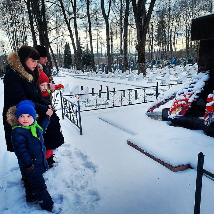 В Клинцах воспитанники воскресной школы убрали территории около Памятника воинам