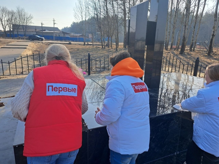 В Клинцах волонтеры «Движения первых» провели уборку захоронения мирных жителей, погибших во время ВОВ