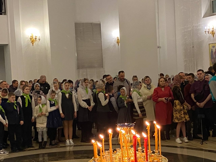 В Богоявленском кафедральном соборе в Клинцах состоялось пасхальное богослужение
