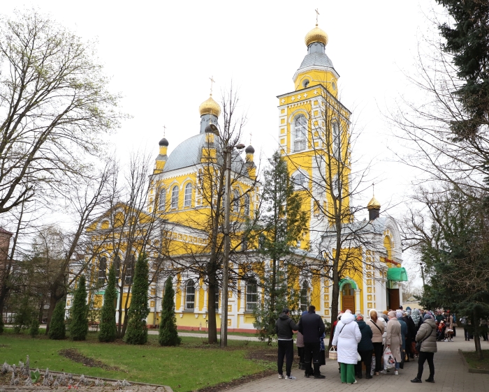 В храмах Клинцов освящают куличи