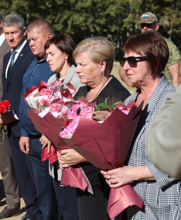 В Клинцах открыли памятник погибшим летчикам