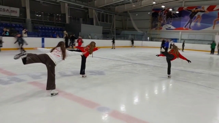 В Клинцах активисты «Движения Первых» приняли участие в массовых катаниях на коньках