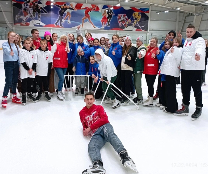 В Клинцах активисты «Движения Первых» приняли участие в массовых катаниях на коньках 