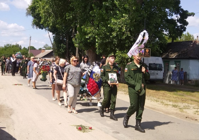 В Клинцовском районе простились с участником СВО Евгением Петровым