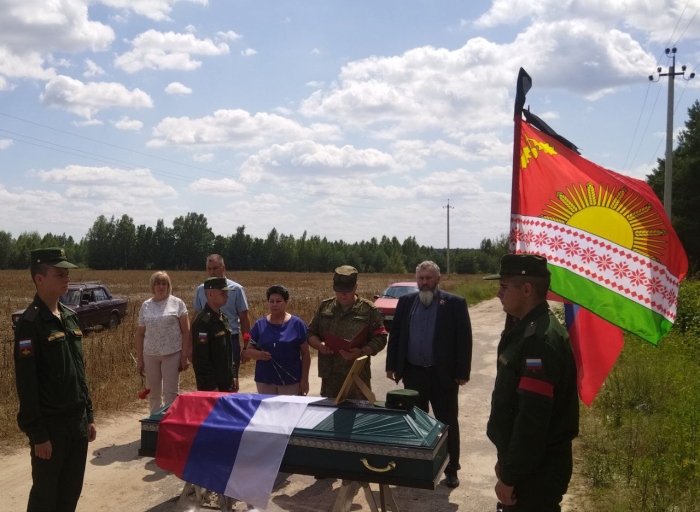 В Клинцовском районе простились с участником СВО Евгением Петровым