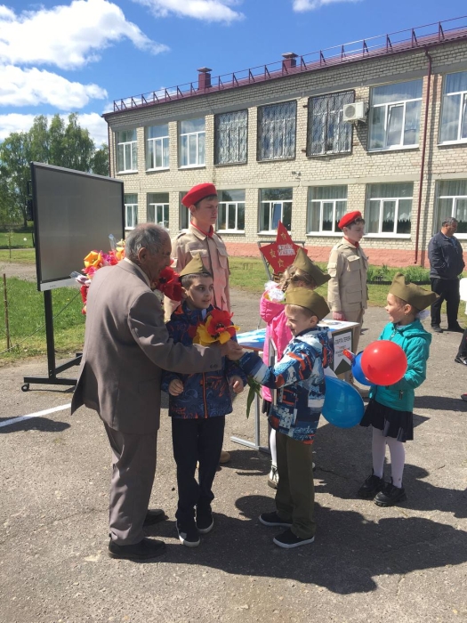 «Парту Героя» в честь кавалера ордена Мужества Алексея Хасанова открыли в Клинцах