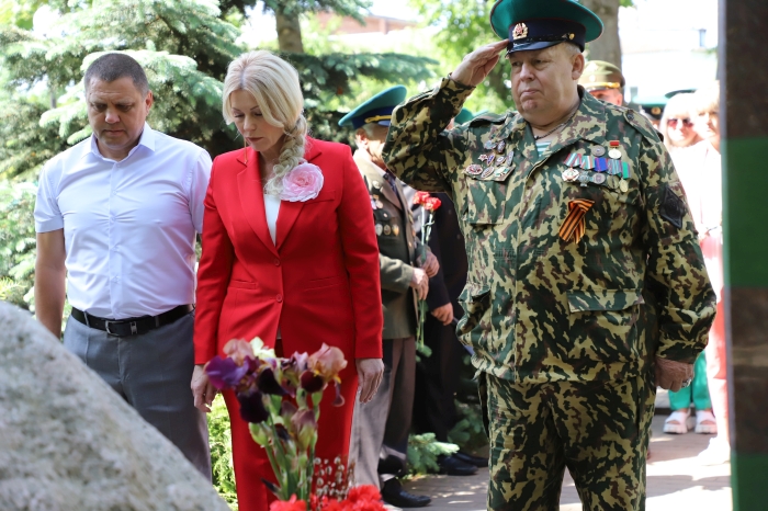 В Клинцах состоялась церемония возложения цветов к памятному знаку «Пограничникам Отечества»