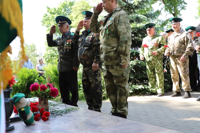 В Клинцах состоялась церемония возложения цветов к памятному знаку «Пограничникам Отечества»
