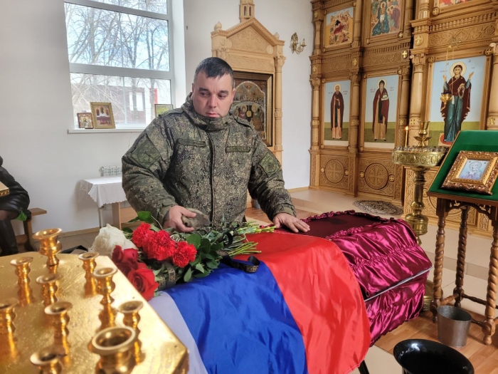 В Клинцах прощаются с капитаном Александром Шелохвостовым, погибшим при выполнении задач в ходе специальной военной операции
