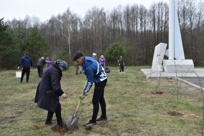 В Клинцовском районе на мемориальном комплексе «Речечка» прошла акция «Сад памяти»
