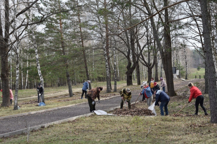 В Клинцовском районе на мемориальном комплексе «Речечка» прошла акция «Сад памяти»