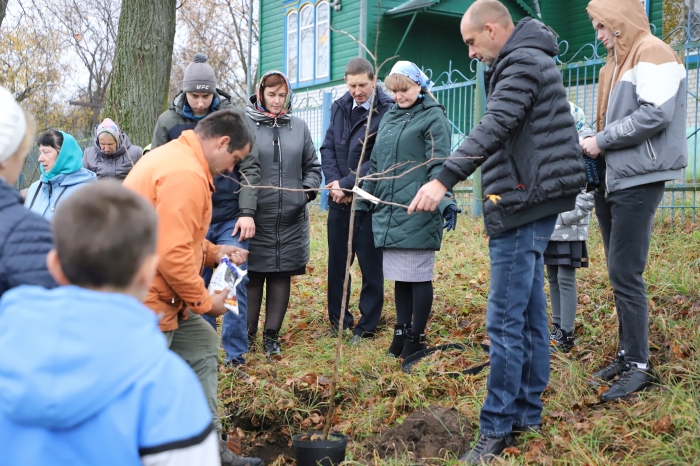 В Клинцовском районе заложили «Семейный сад»