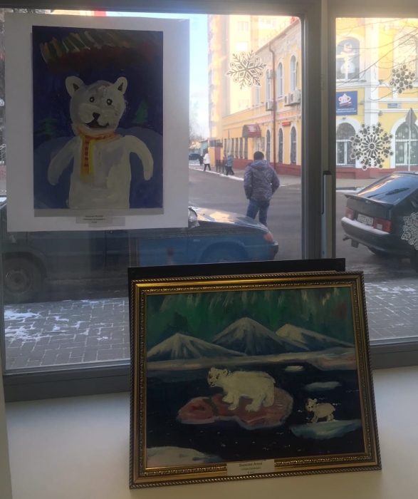 В витражах бывшей клинцовской ратуши открылась выставка «Зимняя сказка»