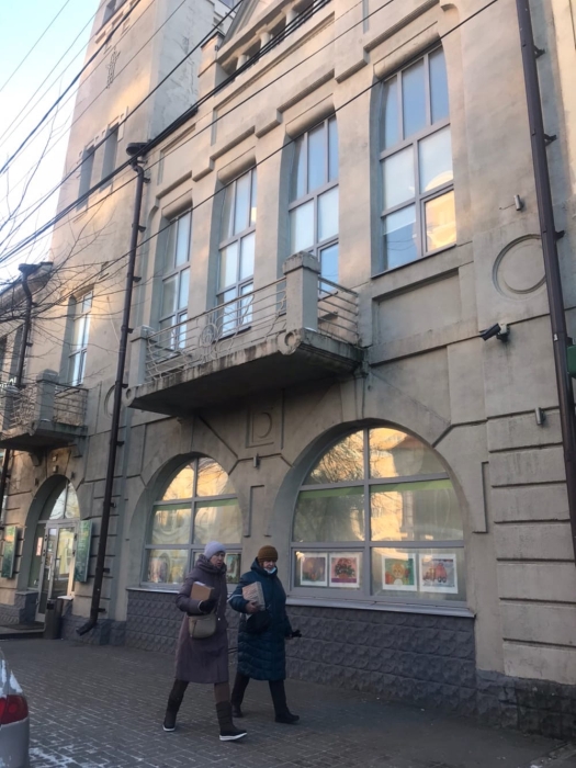 В витражах бывшей клинцовской ратуши открылась выставка «Зимняя сказка»