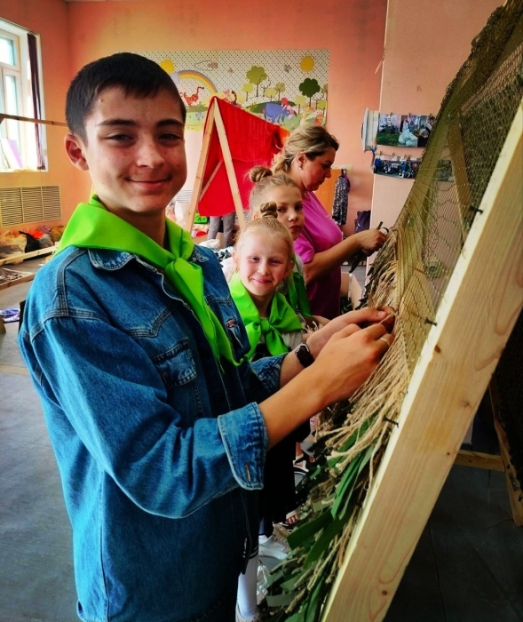 В Клинцах воспитанники воскресной школы плетут маскировочные сети и маскхалаты для участников СВО