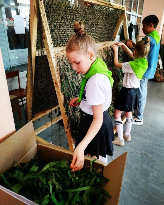 В Клинцах воспитанники воскресной школы плетут маскировочные сети и маскхалаты для участников СВО