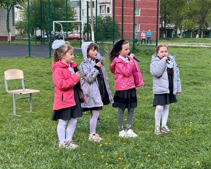 Праздничный концерт в честь Дня Победы прошел во дворе многоэтажек в Клинцах