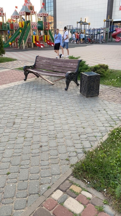 В центре Клинцов завален уличный фонарный столб