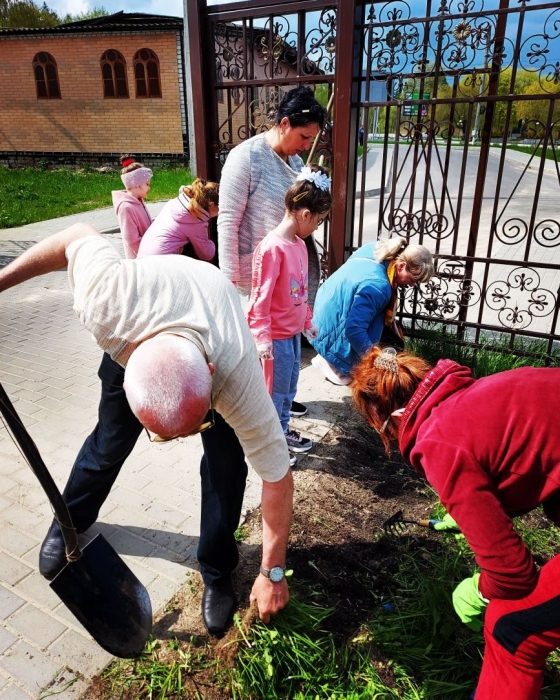 В Клинцах на территории кафедрального собора Богоявления Господня прошел субботник