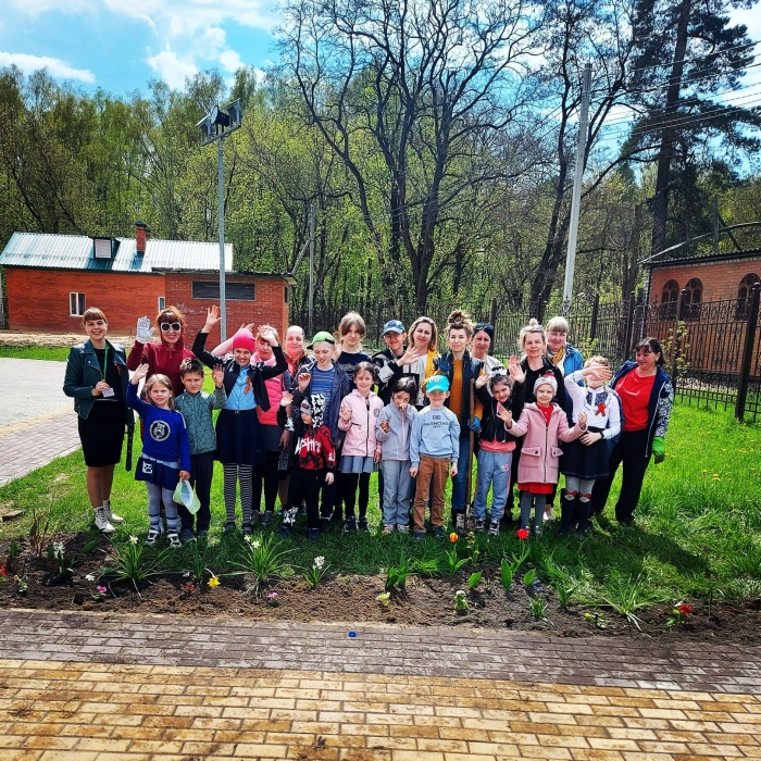 В Клинцах на территории кафедрального собора Богоявления Господня прошел субботник