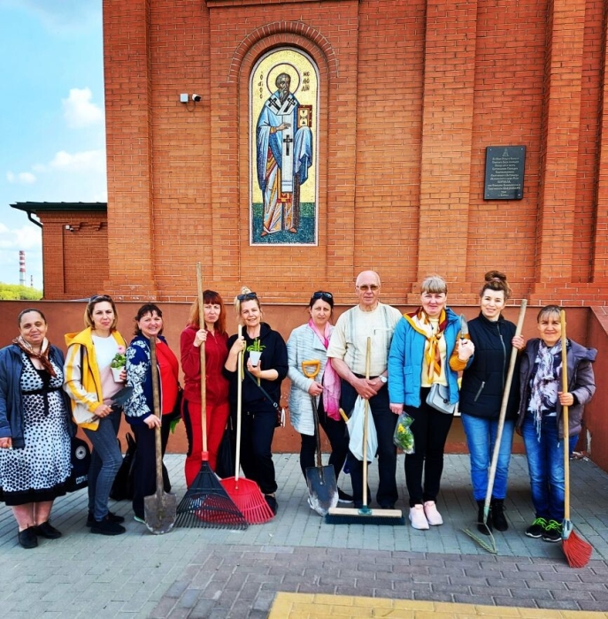 В Клинцах на территории кафедрального собора Богоявления Господня прошел субботник